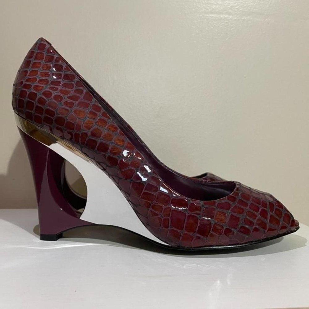 BCBGirls Y2K Burgundy Cranberry Wine Croc Patterned Silver Wedge Heels 6.5